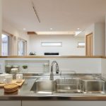 シンク正面に調味料が収まるニッチを作成。
リビング側からは見えないのでスッキリした印象に。
